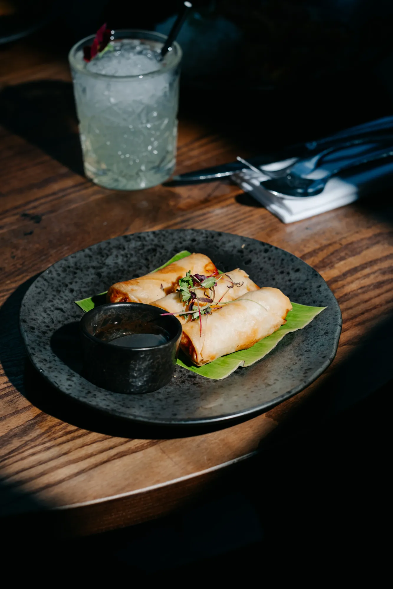 Vegetable spring rolls with plum sauce and a mocktail at Siamais